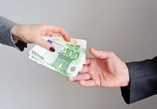 Geld von einer Person bekommen Geld von einer Person bekommen